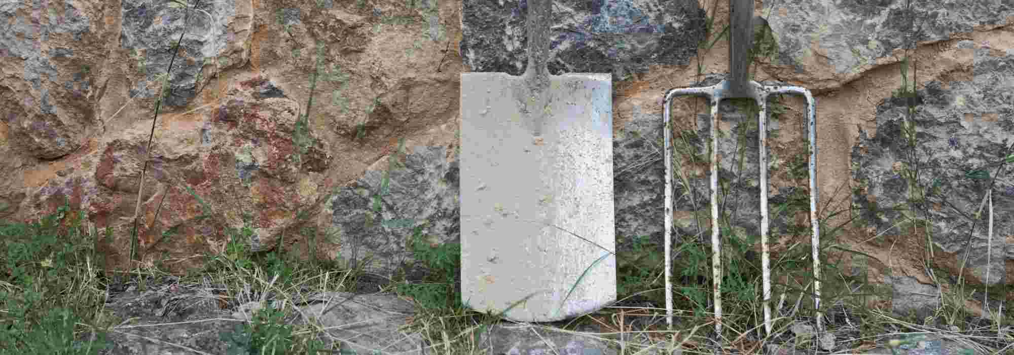 Spade, mattock, spading fork: which to choose for my garden?