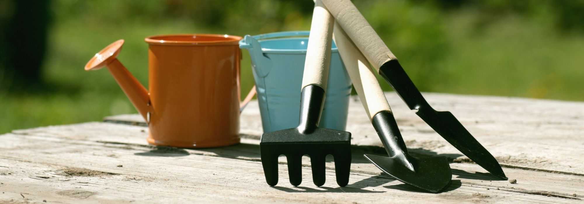 7 tools to weed easily and naturally