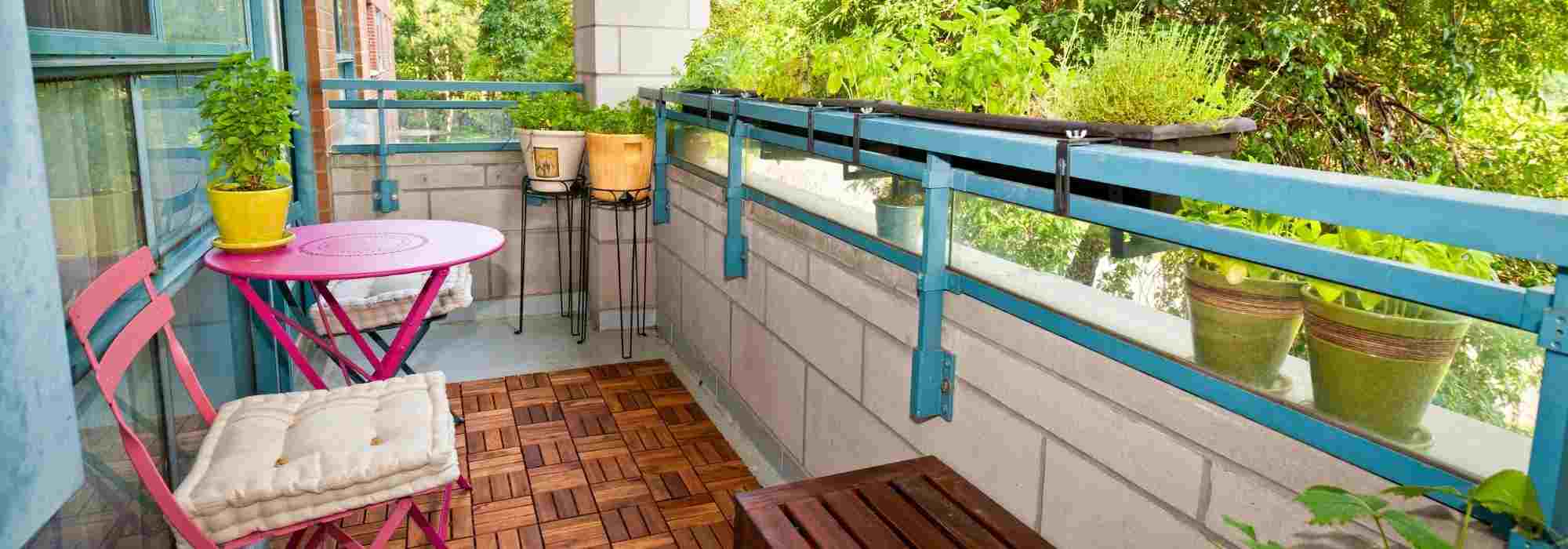 How to design and decorate a small city balcony?