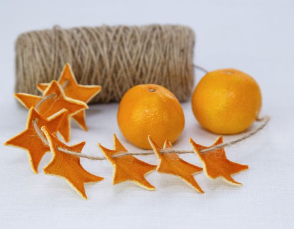 How to make a garland of dried orange bark?