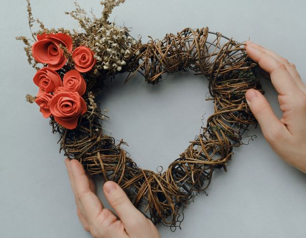 How to make a heart-shaped crown for Valentine's Day?