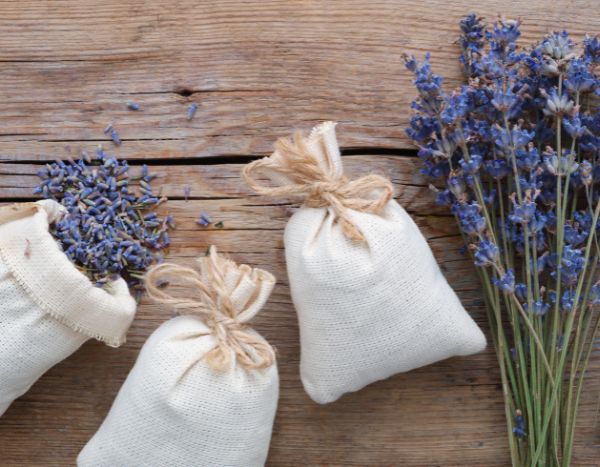 How to use aromatic herbs to scent linen?